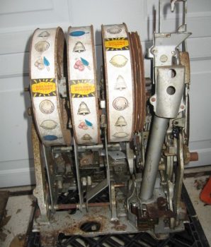 GOLDEN NUGGET Original 10-cent antique slot machine mechanism